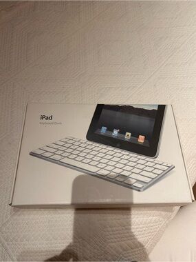 Apple iPad Keyboard Dock - White/Silver